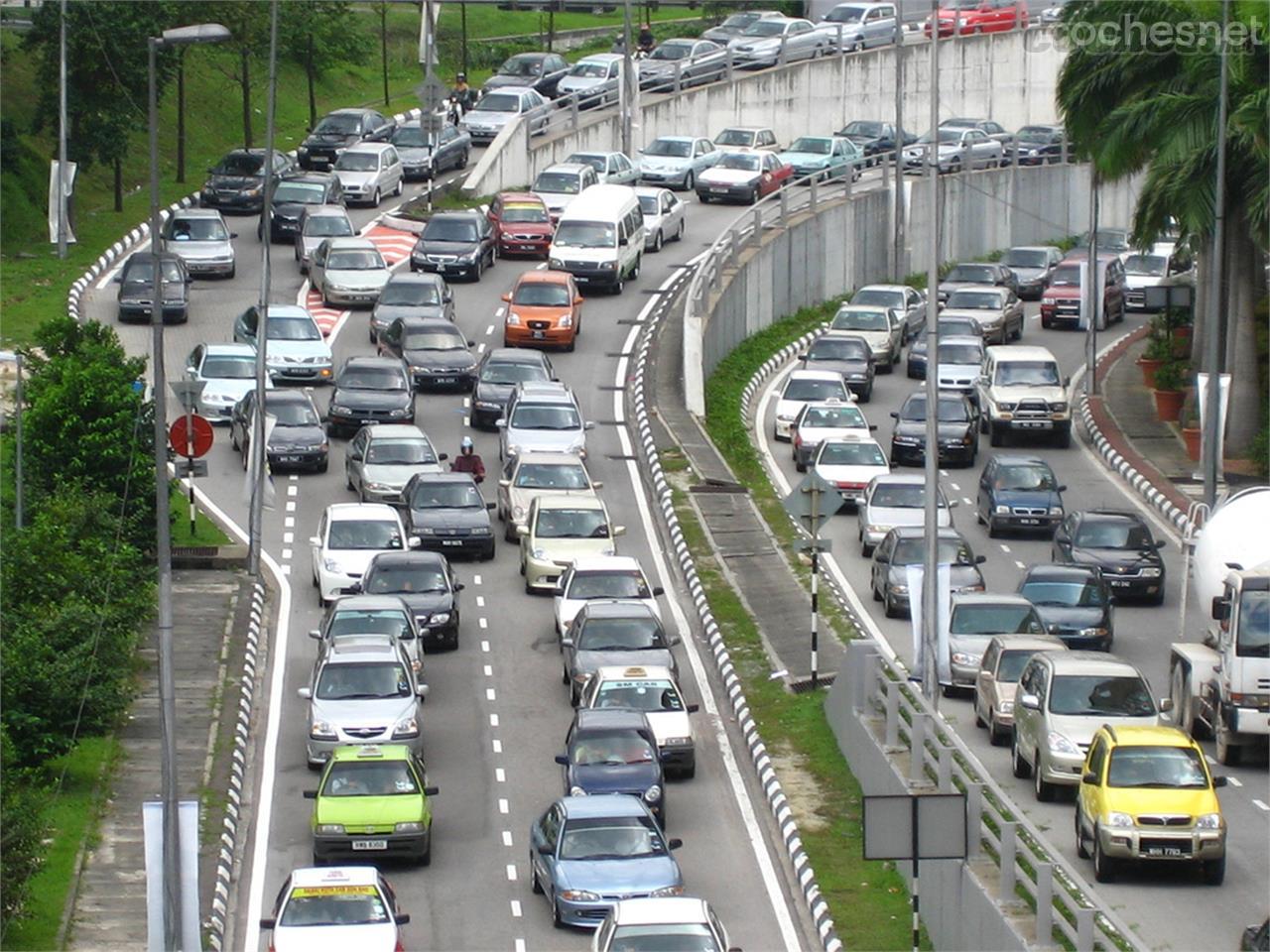 Actualmente la DGT está trabajando en un reglamento para proteger a los usuarios vulnerables que contemplar permitir a los motoristas circular por el arcén cuando hay atascos. Hoy está prohibido.