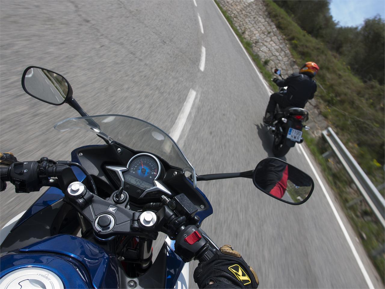 Espejo retrovisor de moto lineal o motociclista en una carretera. Stock  Photo