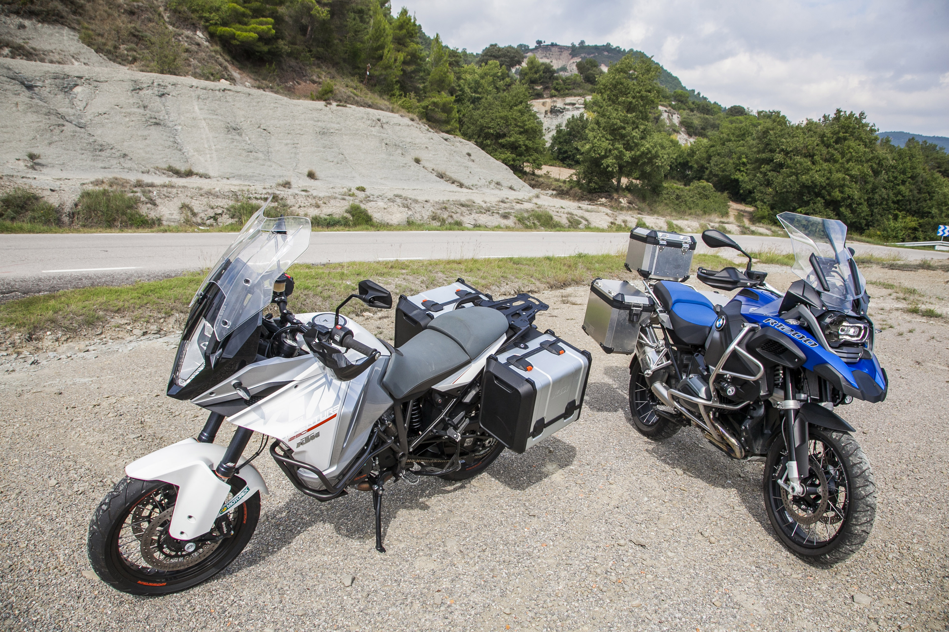 ktm 1290 super adventure s vs bmw r1250gs