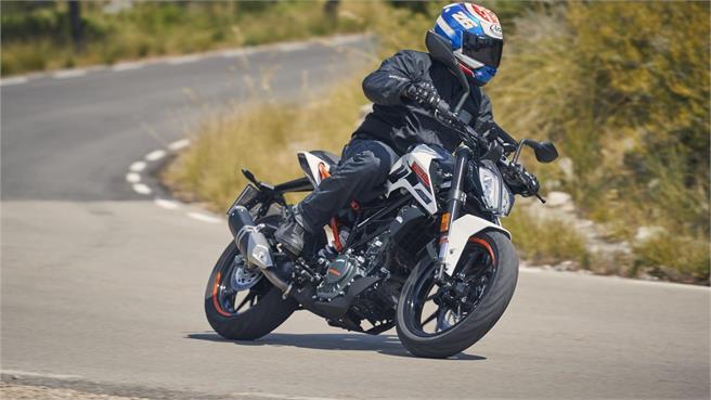 Honda CB125R vs KTM 125 Duke