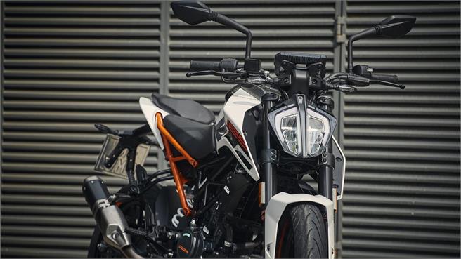 Honda CB125R vs KTM 125 Duke