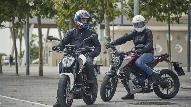Honda CB125R vs KTM 125 Duke