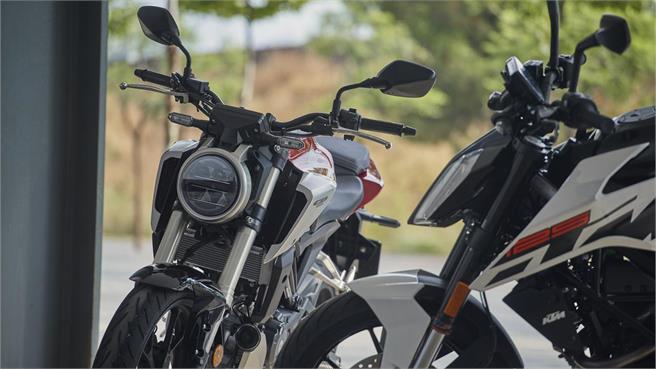 Honda CB125R vs KTM 125 Duke