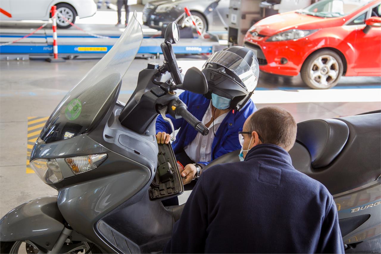 La pegatina de haber pasado la ITV (distintivo V-19) tiene que ir pegada en algún lugar visible de la moto. 