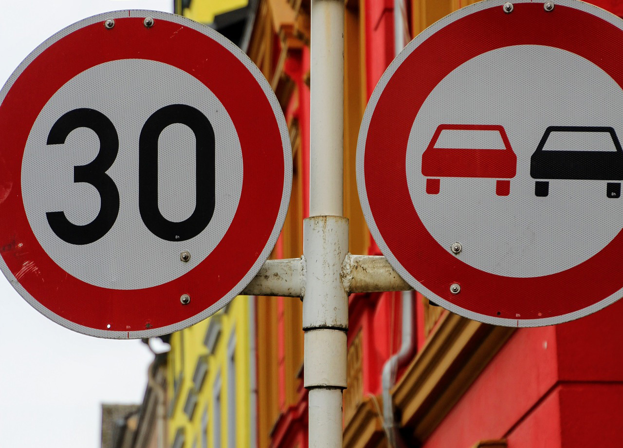 El 11 de mayo entra en vigor el nuevo límite de velocidad en ciudad a 30 km/h en vías con un único carril por sentido.