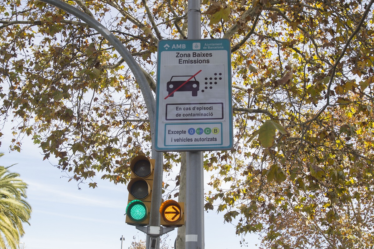 Indicativo de acceso al área restringida que incluye a los residentes en la misma. Imagen: Ayuntamiento de Barcelona.