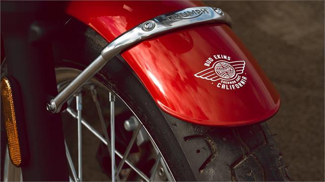 Triumph con la Cruz Roja