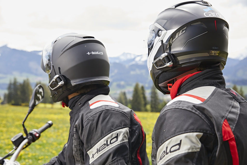 Se podrán utilizar dispositivos inalámbricos certificados u homologados para la utilización en el casco de protección de conductores de moto y ciclomotor con fines de comunicación o navegación.