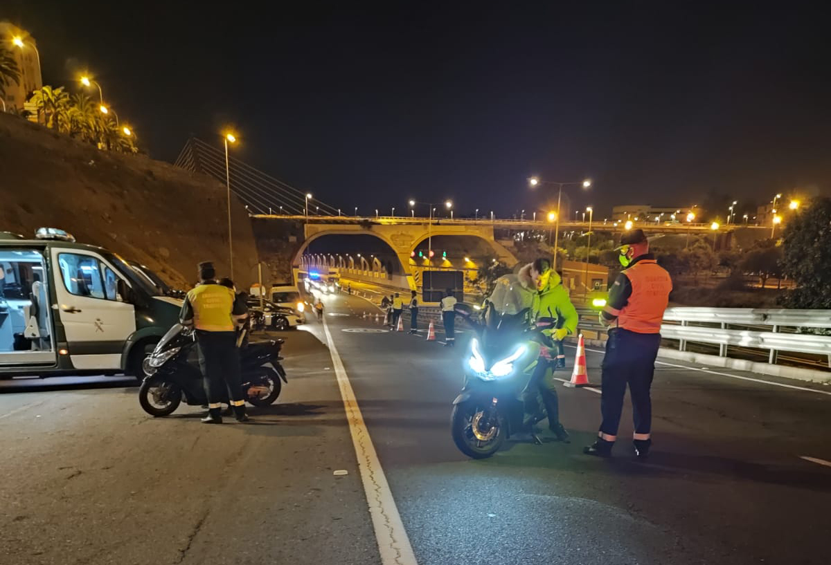 El alcohol en la conducción reduce el campo de visión lateral. La sanción por conducir con alcohol o drogas supone la retirada de 4 a 6 puntos y entre 500 y 1.000 euros. Depende de la gravedad. 