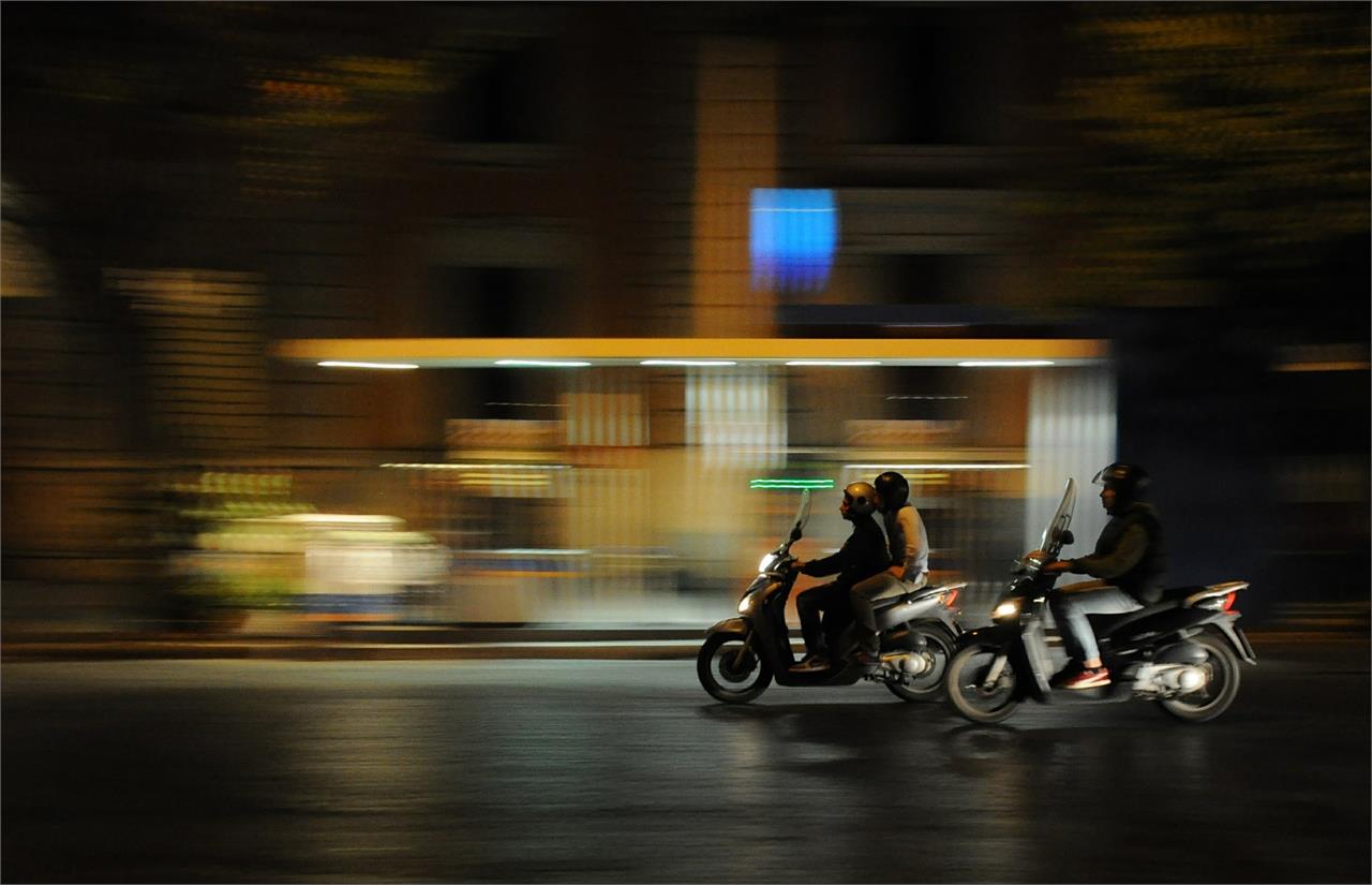 La visibilidad de una moto es mucho menor que la de un coche y el motorista no cuentan con una carrocería que les proteja en caso de colisión o caída. De noche es importante ver y hacerte ver.