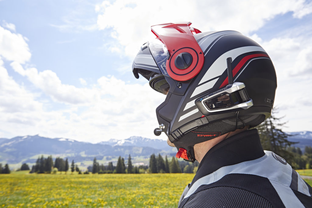 Intercomunicadores en el casco: ¿Legales o ilegales en la moto?