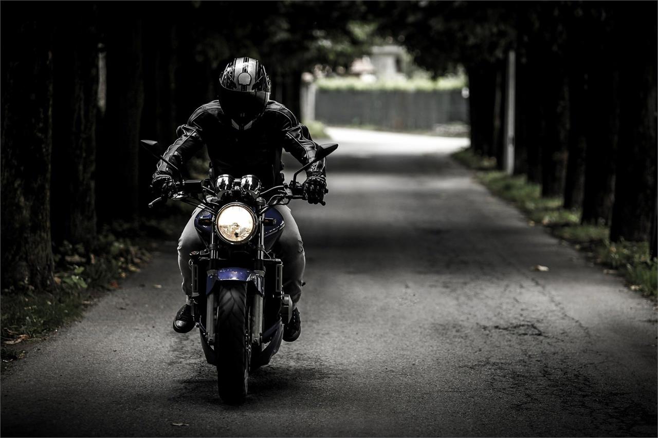 Cada vez más compañías incluyen la cobertura para equipación de moto en el seguro a todo riesgo o la ofrecen como una cobertura independiente.