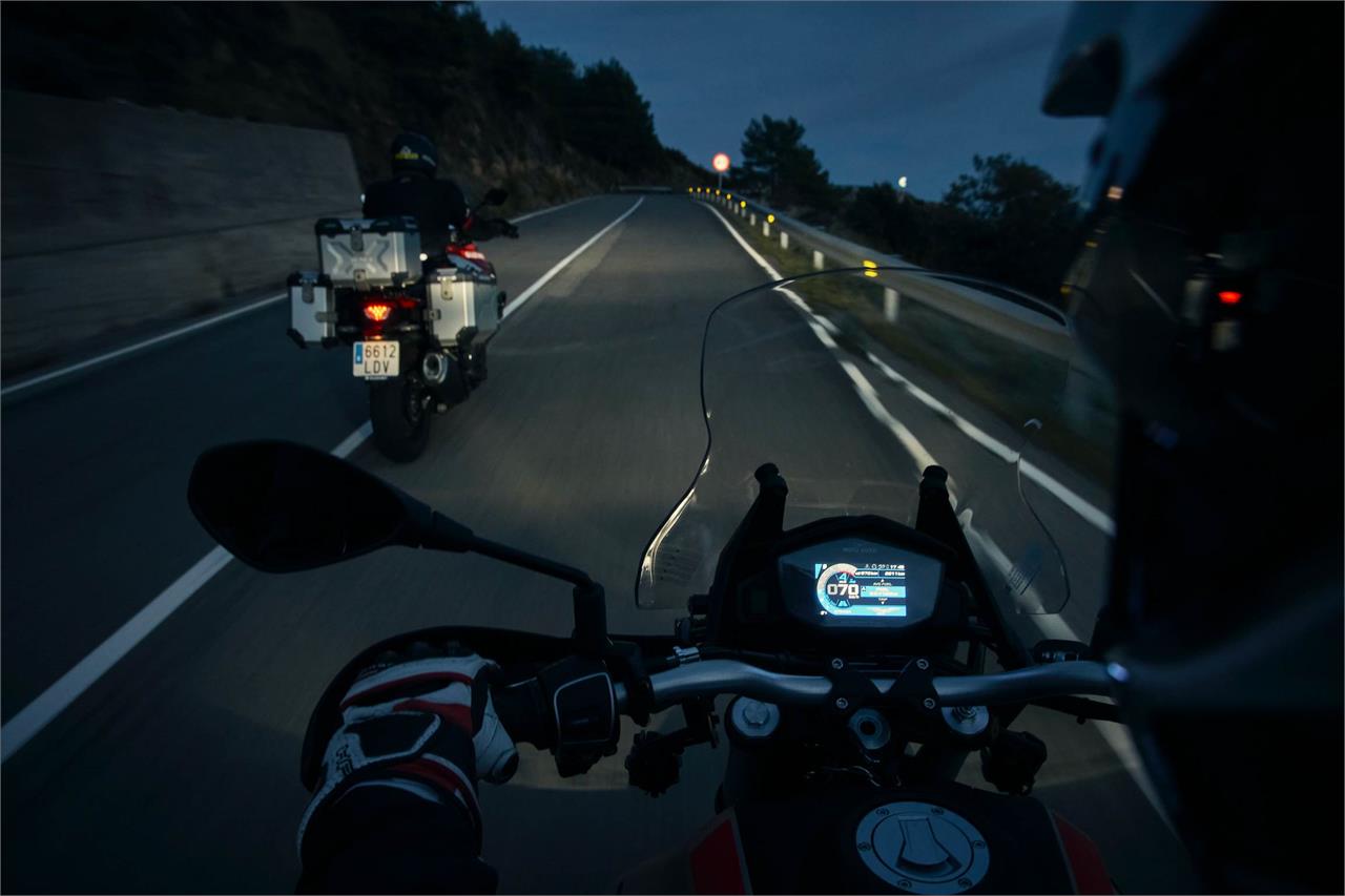Conducir una moto por la noche. Consejos | Noticias motos.net