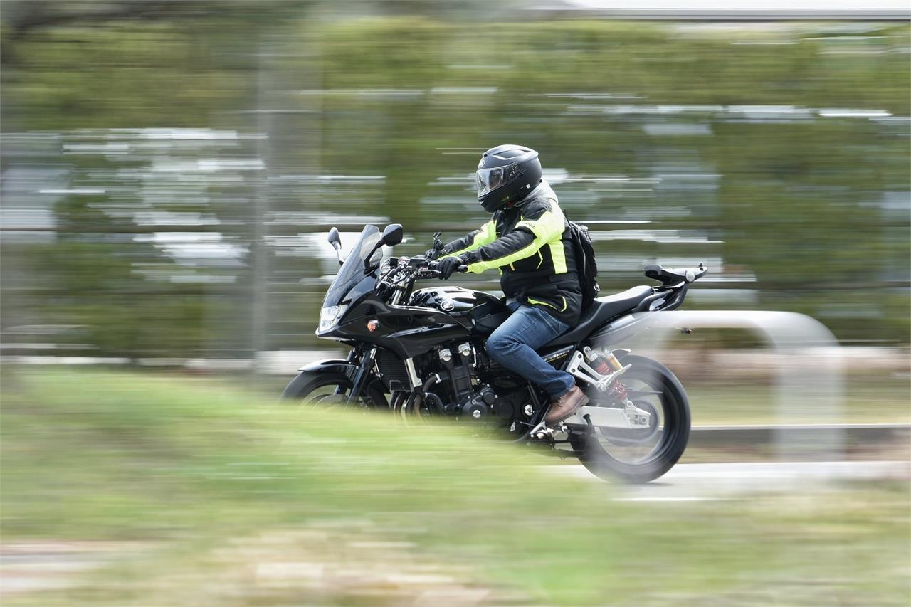 Cada vez que repostas gasolina en tu moto también estás pagando un 21% de IVA.