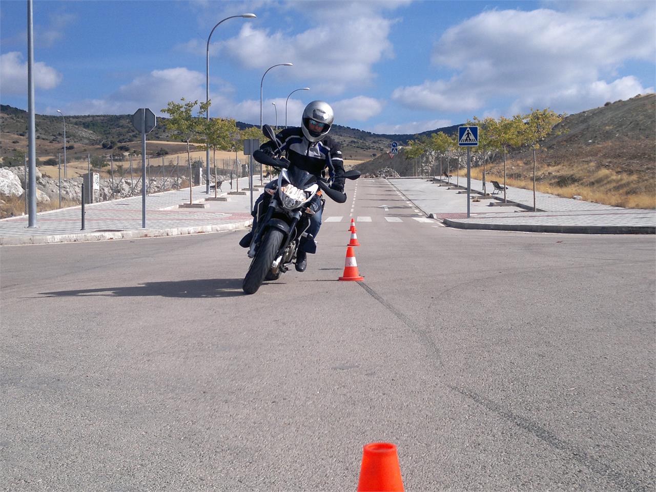 Conductores con al menos tres años de experiencia con el carnet B de coches pueden conducir las motos que autoriza el carnet A1.