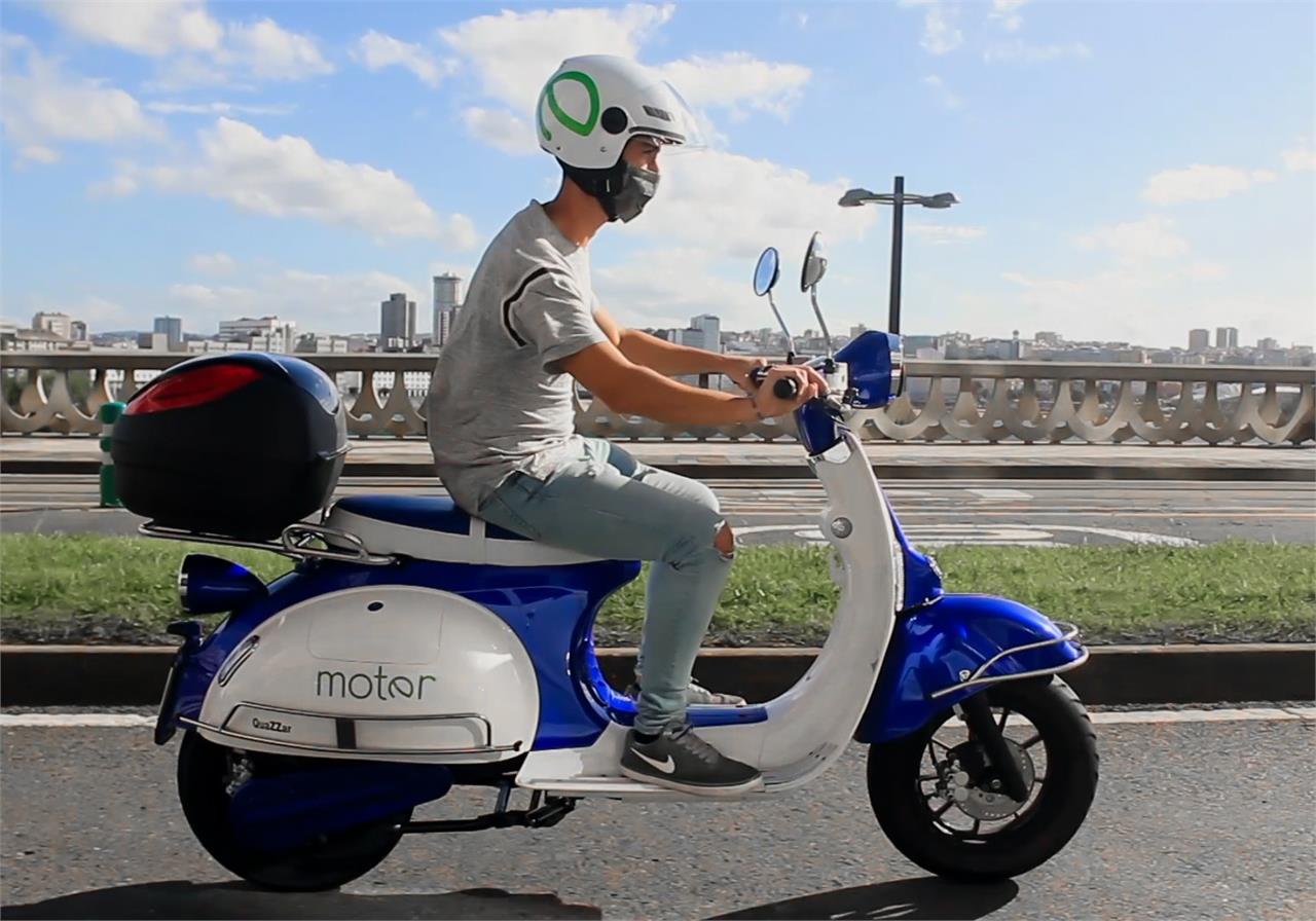 Siempre que montes en moto debes utilizar casco, una chaqueta, guantes y un pantalón que te proteja de las abrasiones.