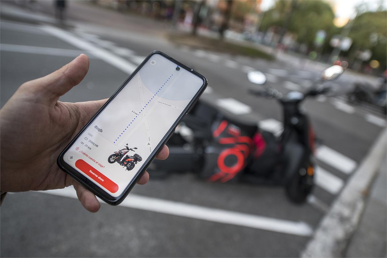 Sólo necesitas tener un teléfono móvil, descargarte la app de la empresa que da el servicio en tu ciudad, registrarte y localizar la moto más cercana. 