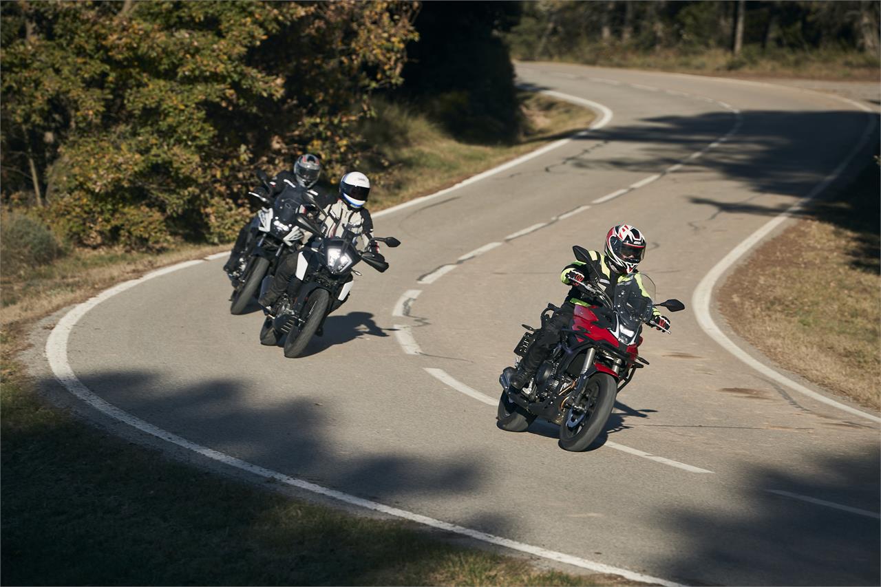 Se prohíbe a motocicletas y turismos rebasar en 20 km/h los límites de velocidad en carreteras convencionales cuando se realiza un adelantamiento.