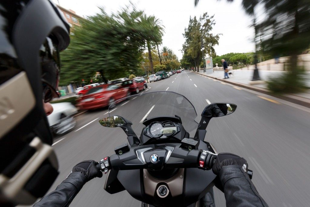 La posición de conducción es muy importante para poder conducir y reaccionar con seguridad ante un imprevisto.