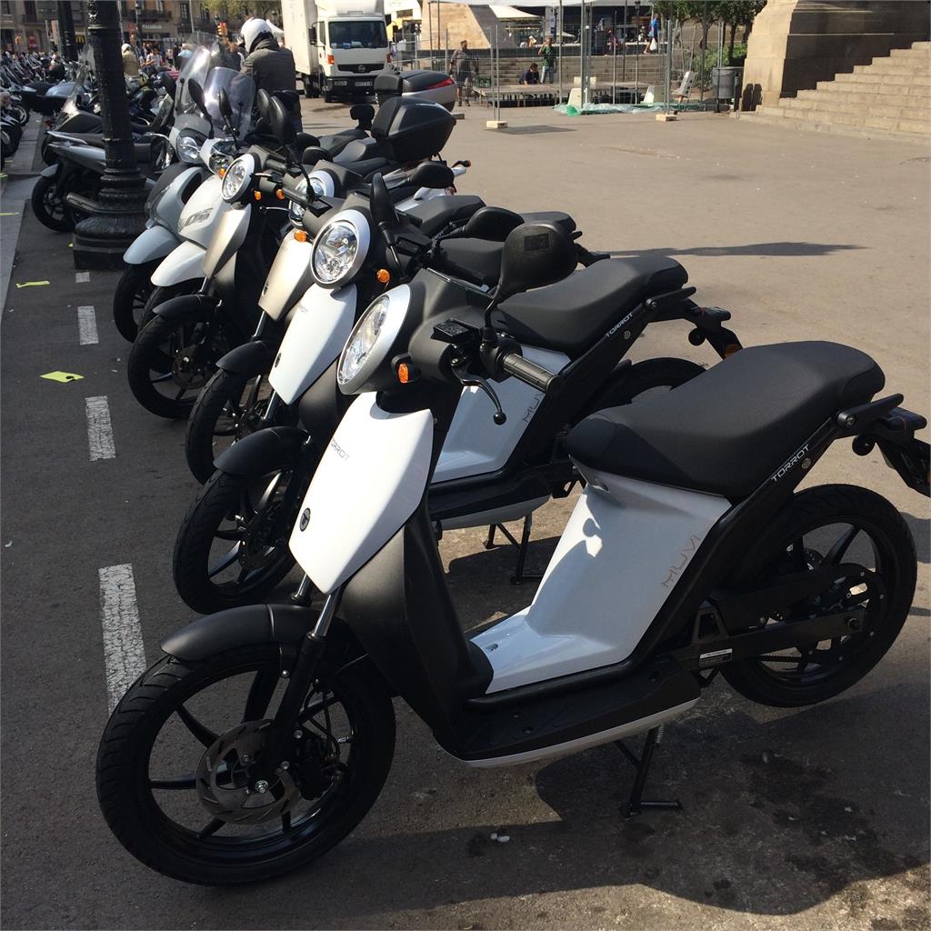 Las motos emiten menos CO2 que los coches y además ocupan menos espacio en la vía pública tanto en movimiento como cuando están aparcadas. 