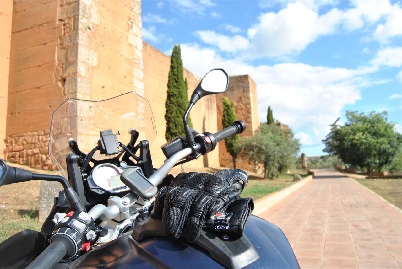 Rutear en grupo o en solitario es una buena excusa para disfrutar de la moto y para hacer turismo.