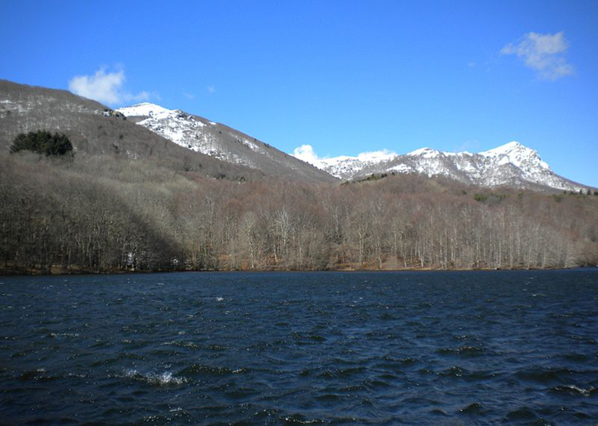 Motorcycle routes through five reservoirs in Spain