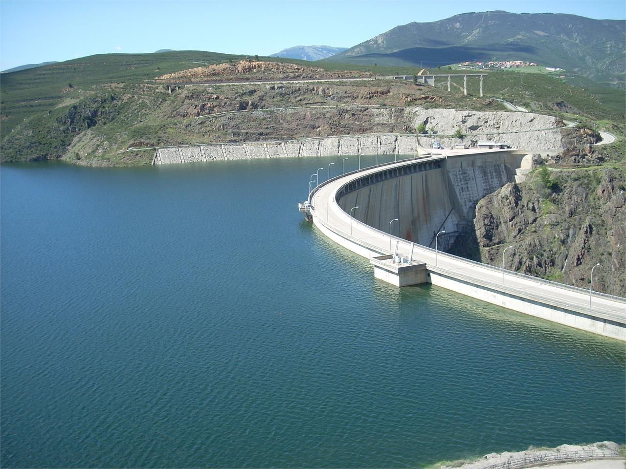 Motorcycle routes through five reservoirs in Spain