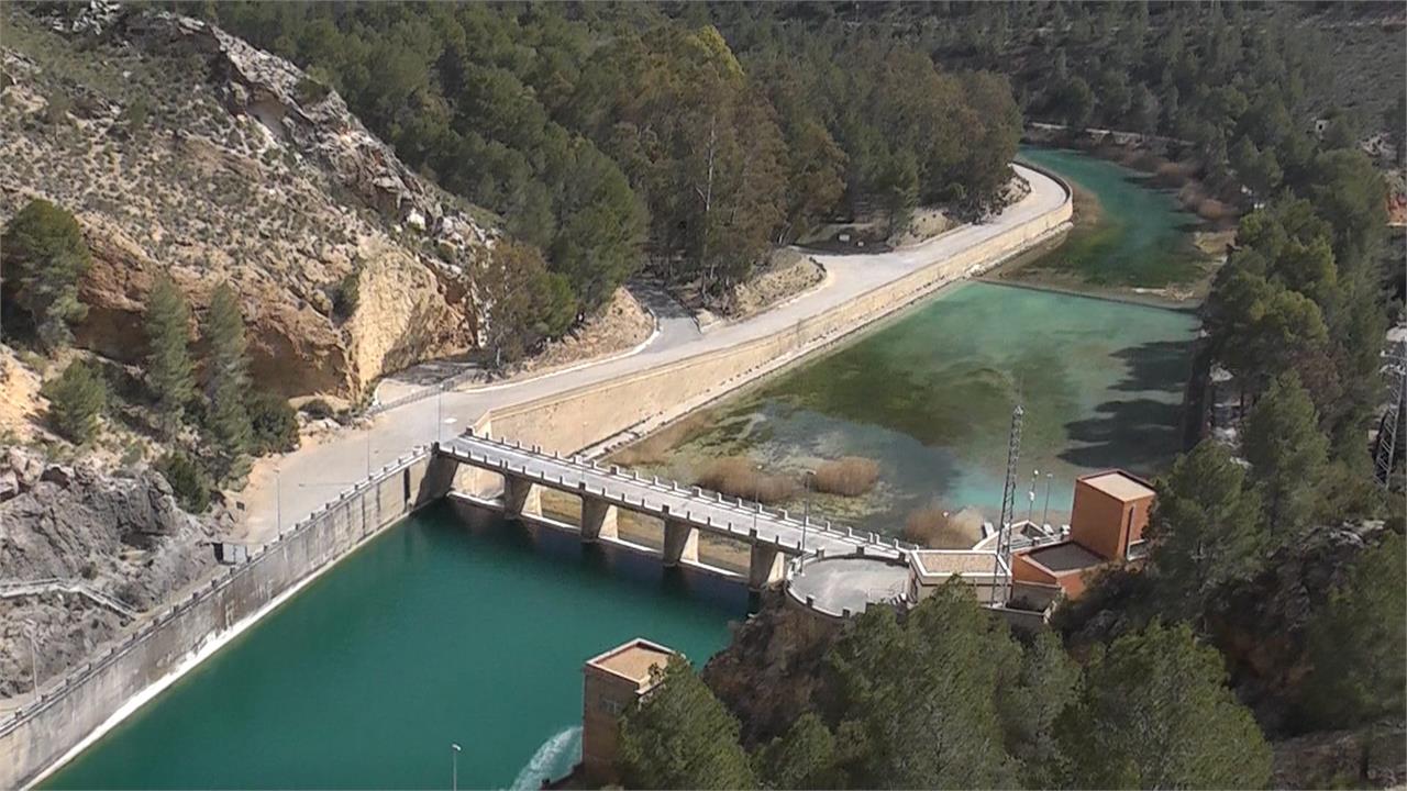 Motorcycle routes through five reservoirs in Spain