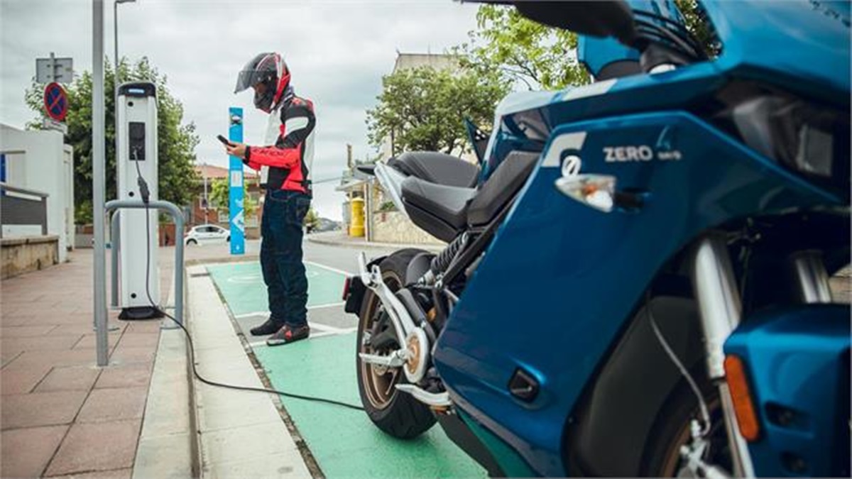 En España se contabilizan 104.239 motos eléctricas en circulación.