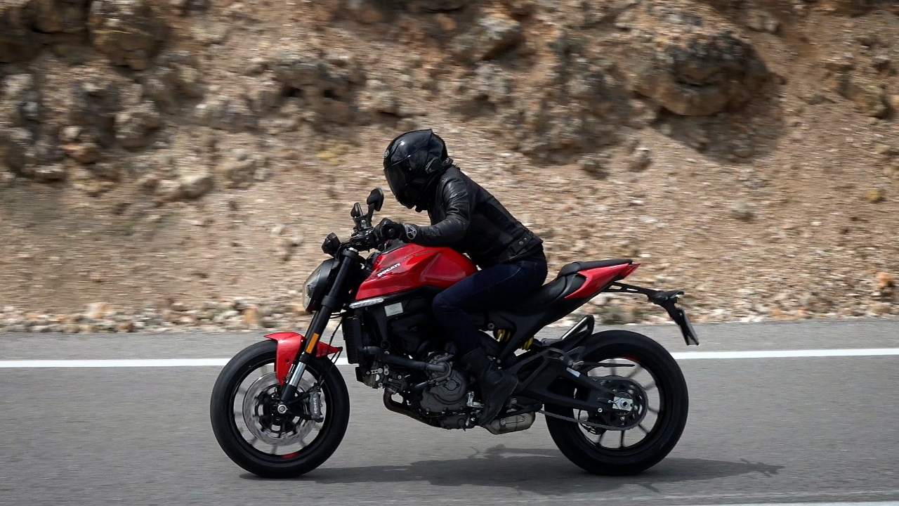 Ducati reinventa Monster, mas mantém esportividade da naked 'trintona' -  08/07/2023 - UOL Carros