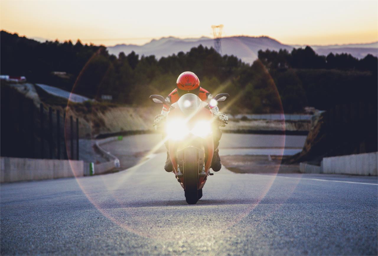 Si circulas durante el día con la motocicleta sin llevar encendida la luz de corto alcance o cruce te acerá una multa de 200 euros.