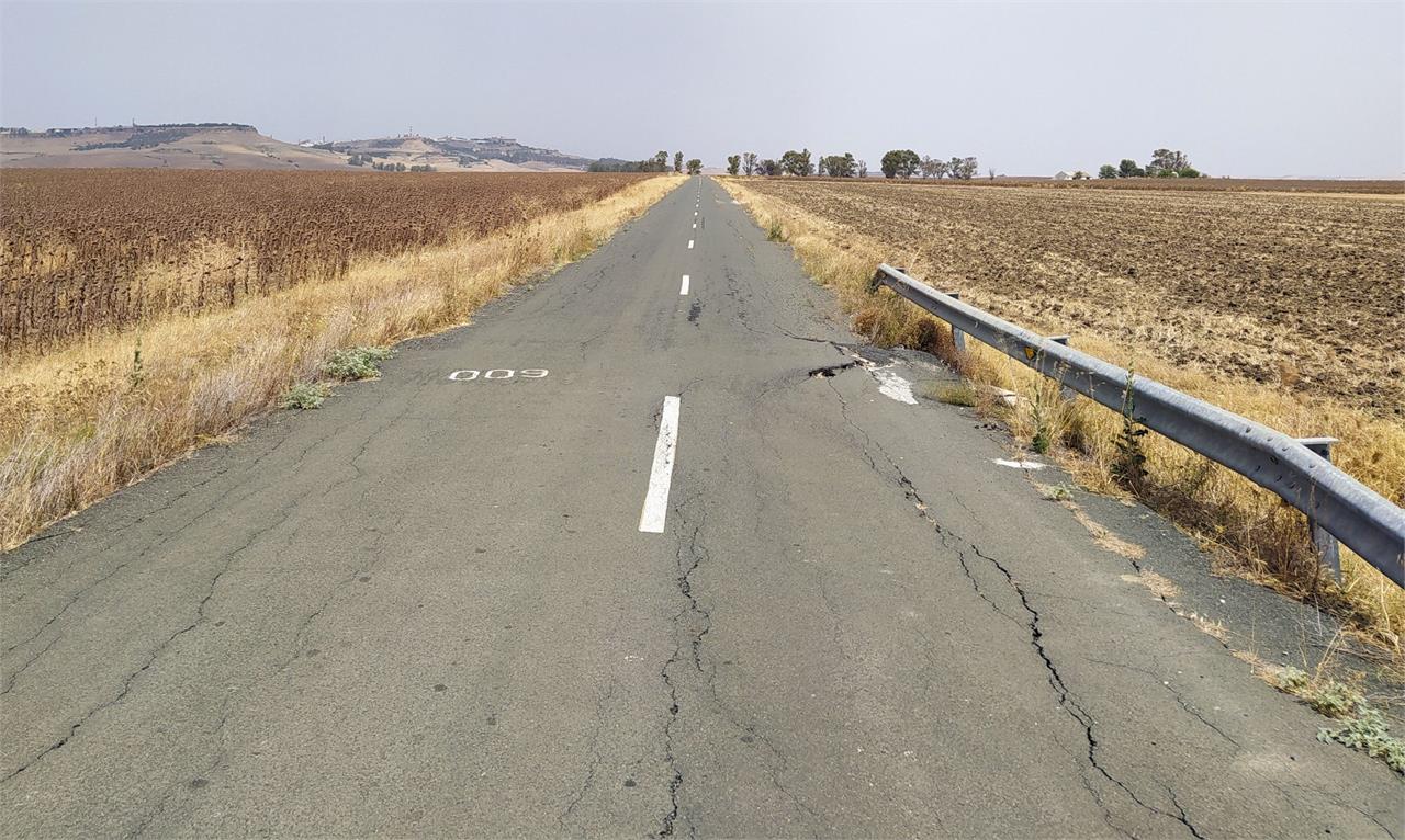 Carretera con grietas longitudinales con deterioro estructural grave.