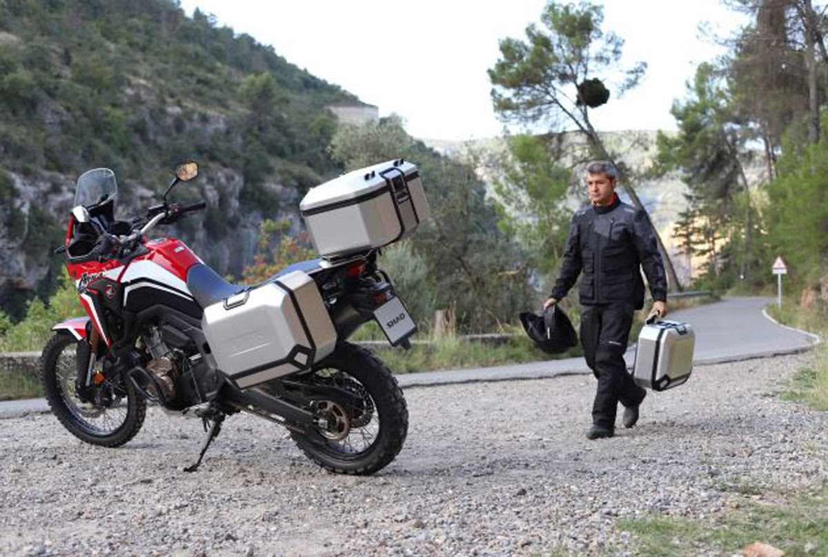 Siete trucos para montar el equipaje en la moto en los viajes