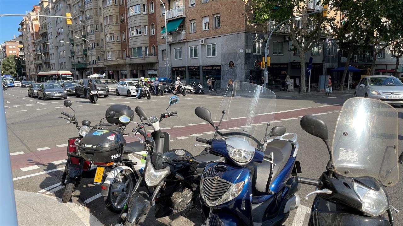 Los ladrones eligen una localización y vigilan la moto previamente. Normalmente son lugares con mucha presencia de motos. 