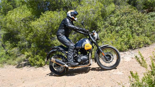 This Royal Enfield is not entirely new, as it has been designed and built on the platform of the Himalayan to offer the same agility on asphalt and solvency in off-road driving, and, at the same time, offer a much more juicy alternative.