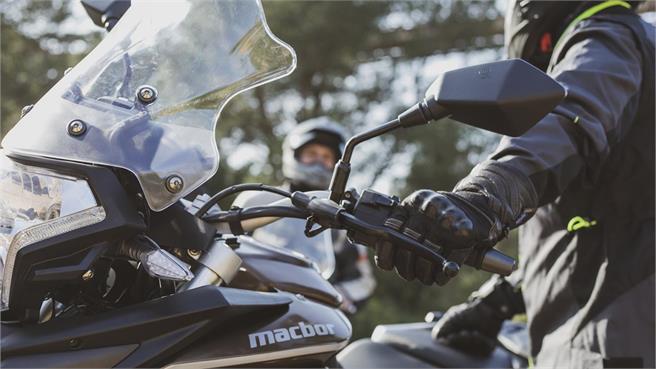 Macbor Montana contra Royal Enfield