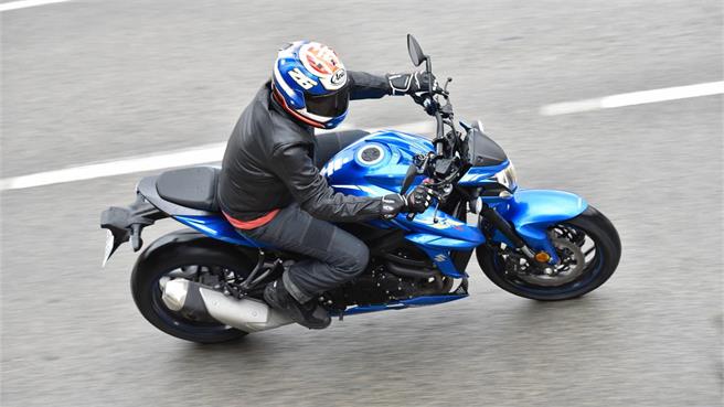 Suzuki GSX-S750 A2