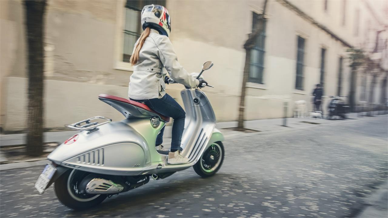 En moto hazte visible a los coches vistiendo colores muy llamativos y lleva siempre la luz encendida. 