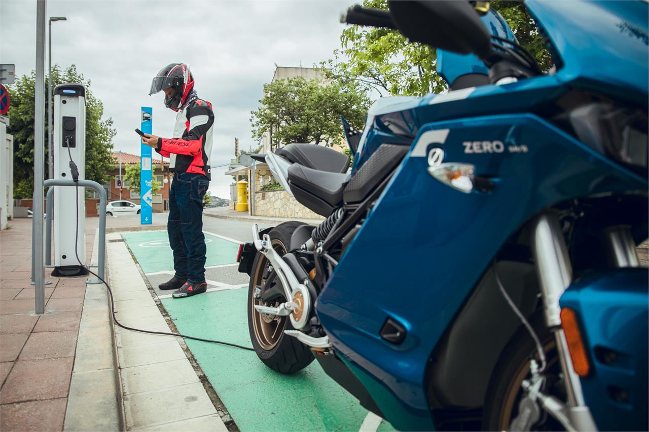 Las motocicletas eléctricas nuevas (categorías L3e, L4e y L5e) susceptibles de ayuda han de tener baterías de litio, motor eléctrico con una potencia del motor igual o superior a 3 kW, y una autonomía