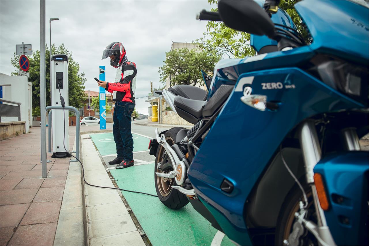 La moto eléctrica es clave en el reto de la descarbonización que ha marcado la Unión Europea para 2050 pero también contribuye a reducir la congestión de tráfico en las ciudades.